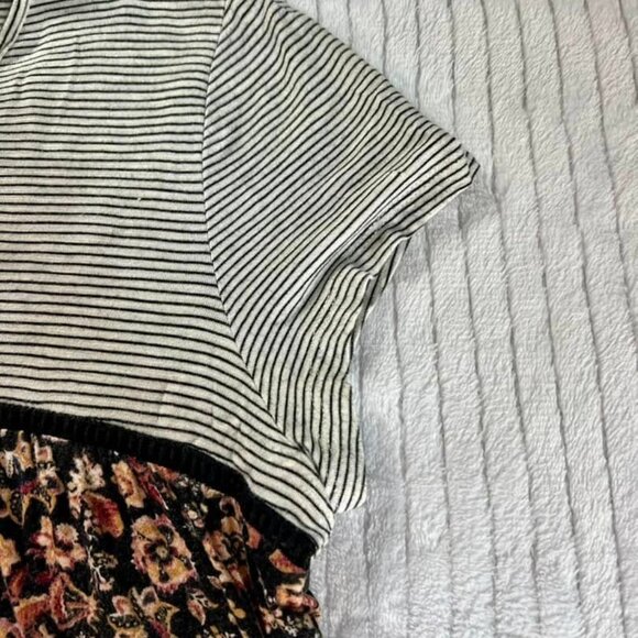 Women's Size M Multi Color Floral Short Sleeve Pullover - Picture 2 of 10